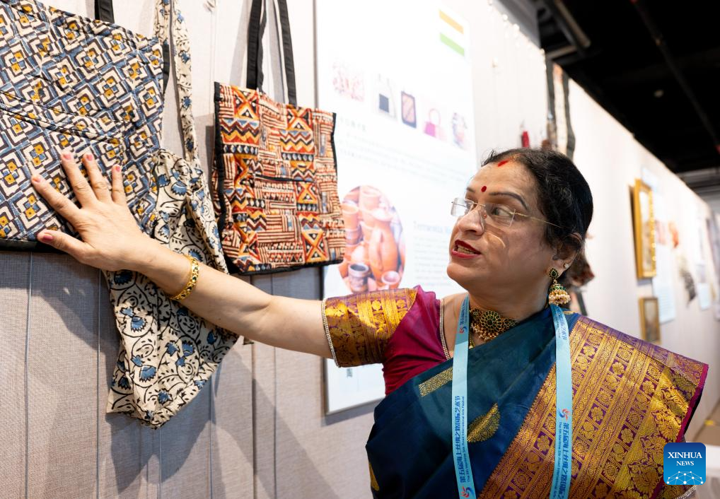 The Elegance and Beauty of Hangzhou Silk Scarves: A Cultural Treasure of China
