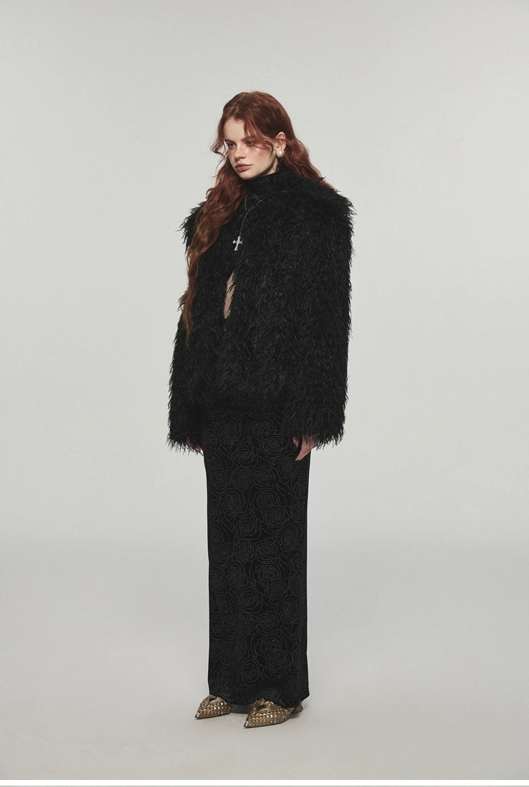 Title: The Subtle yet Stylish Pairing: The Art ofaccessories with a Big Fur Coat
