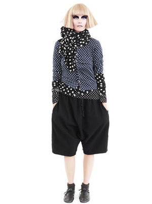 Title: T-Shirt and Scarf Pairings: The Art of Balancing Style and Subtlety