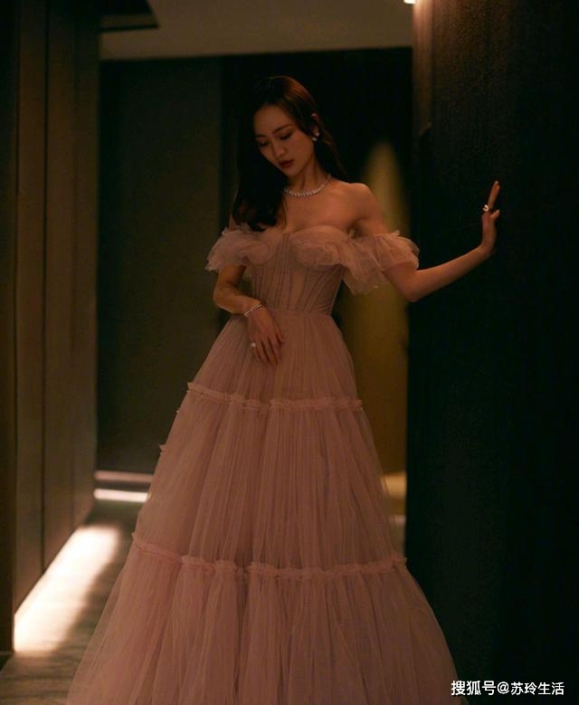 Title: 李现西装，时尚与优雅的完美结合