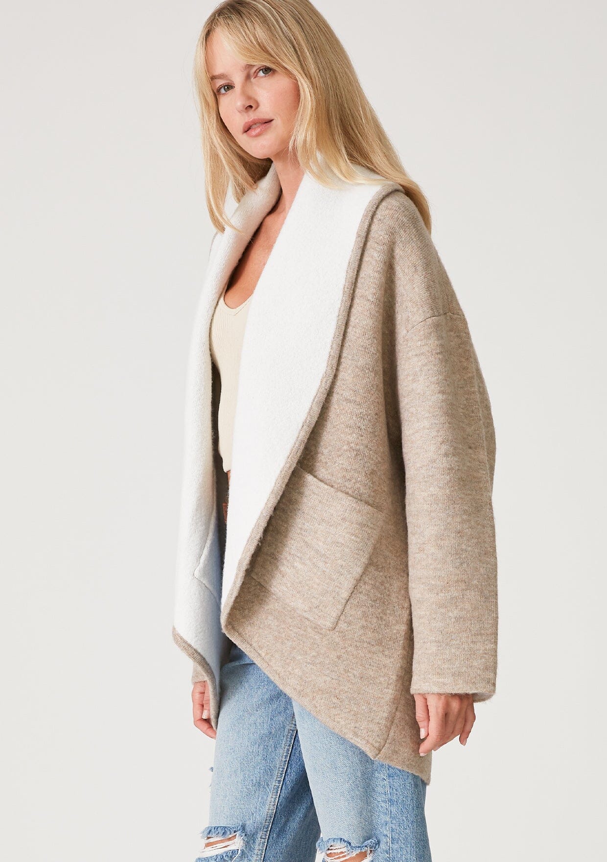 Title: The Art of Combining Western Wear with Sweaters: A Guide to Fashionable Fusion