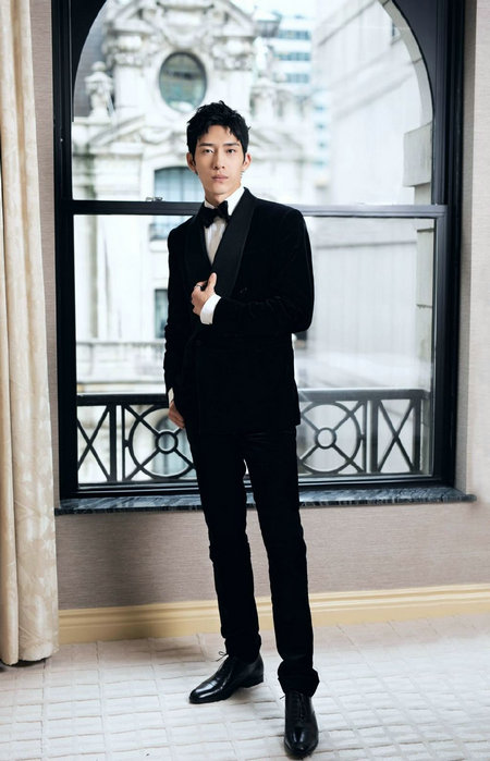 Title: Customized Suit Manufacturer: Crafting Perfect Fits for Style and Comfort
