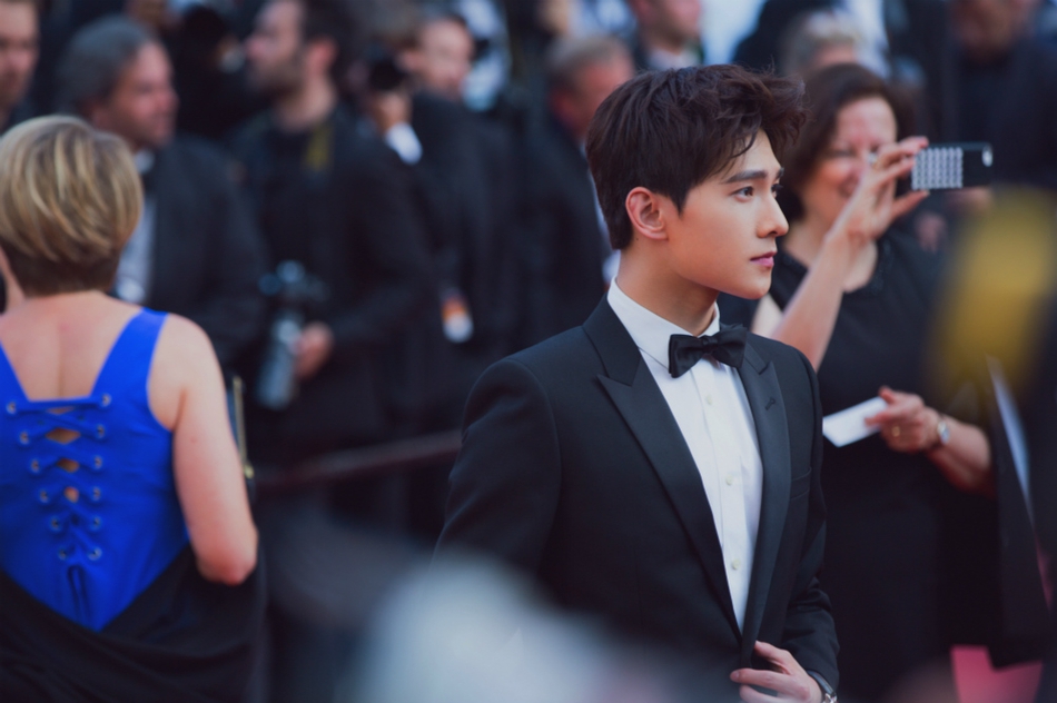 Title: 杨洋 - The Epitome of Modern Charm and Style in His Smart Suits