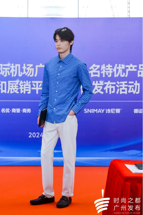 Title: 张云雷西装，演绎时尚与传统的完美融合