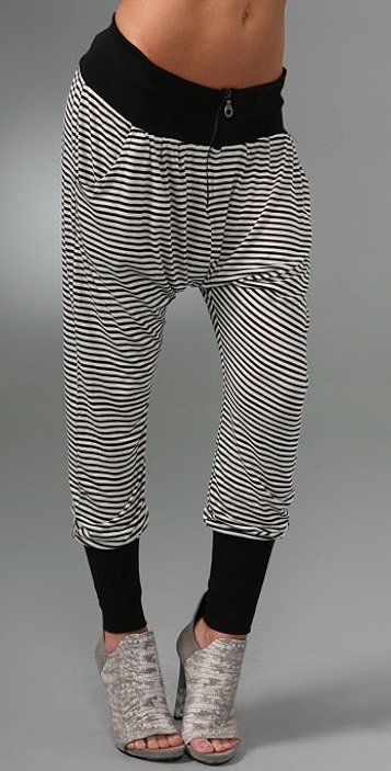 What Pants to Wear with a Black羽绒服?