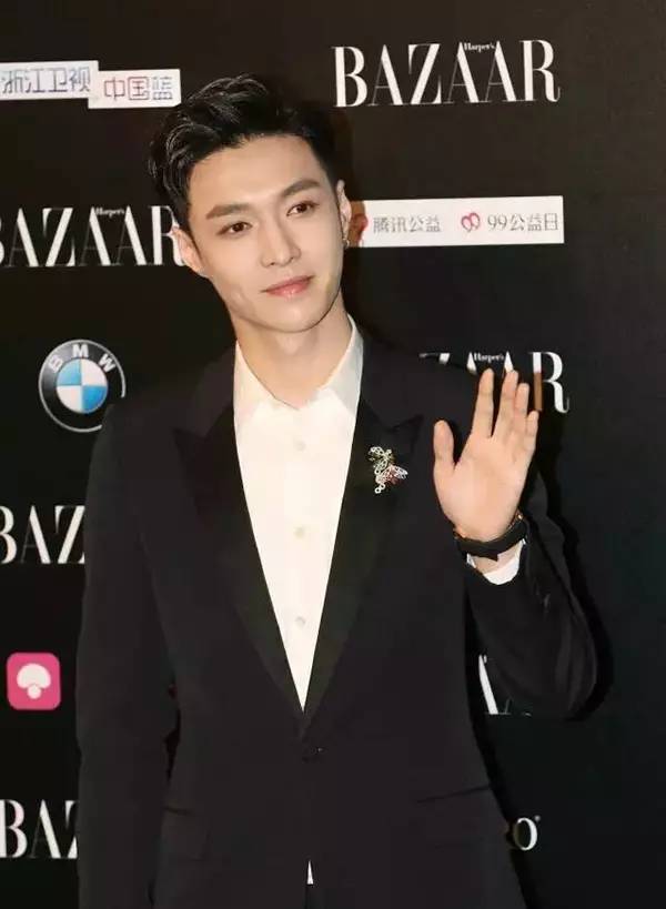 Title: 张艺兴s Striking Suit Photos: A Glimpse into the Fashion Sense of Chinas Rising Star