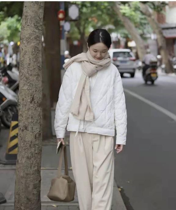 White羽绒服搭什么裤子？