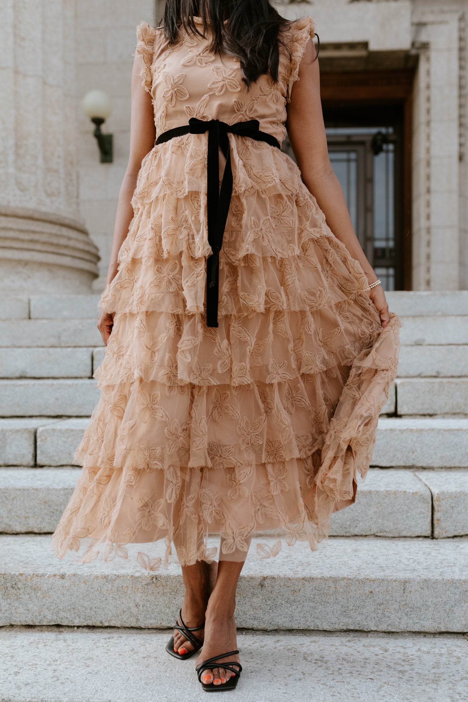 Unconventional Fashion: The Perfect Fusion of Smart Suits and flowy Skirts