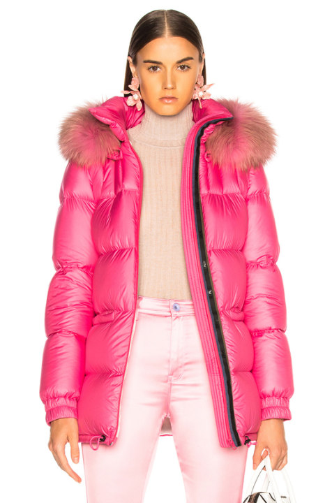 How to Style a Medium-Length Pink羽绒服