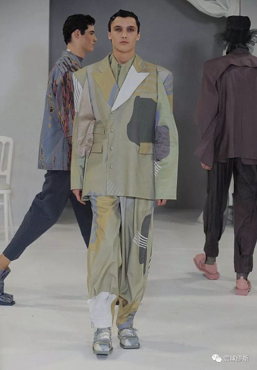 Title: The Iconic Fashion of Jiu Mu Wang: A Legacy of Exquisite Taste and Timeless Style