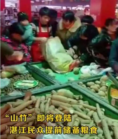 羽绒服从古至今都是冬天防寒保暖的必需品。在时尚界，羽绒服也曾一度被视为臃肿、笨拙的象征，但随着时尚潮流的发展，羽绒服也在不断地改进和优化，适合胖人穿的羽绒服就是其中之一。这篇文章将介绍适合胖人穿的羽绒服的特点、优势以及如何选择合适的羽绒服。