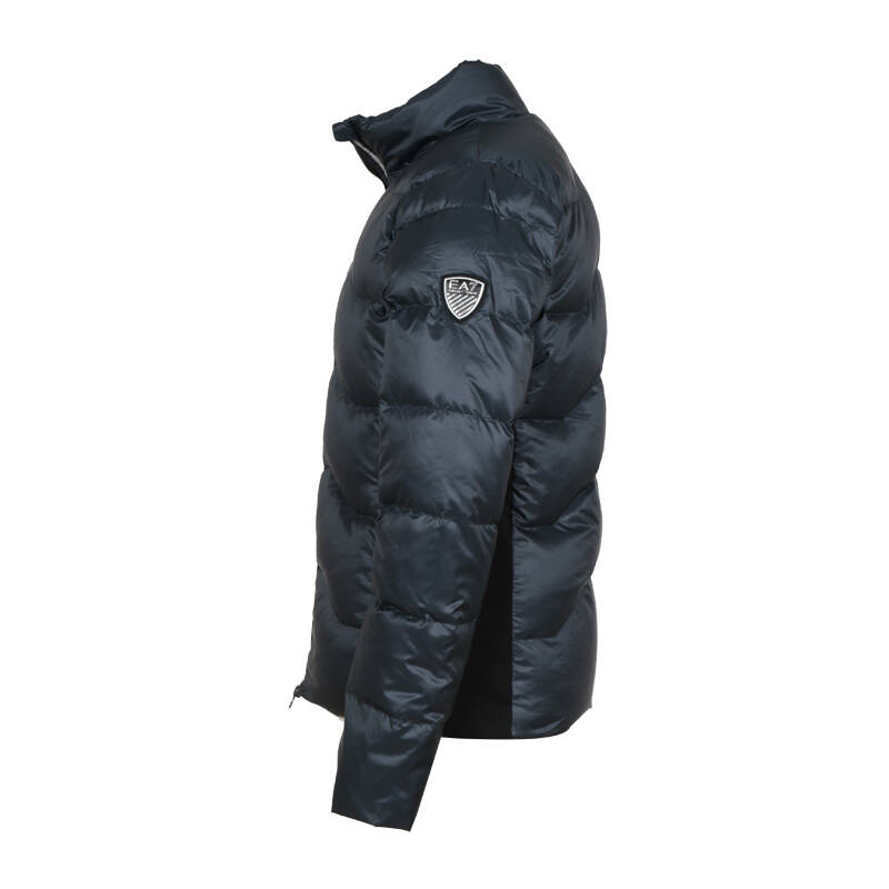 Armani EA7羽绒服，时尚与保暖的完美结合