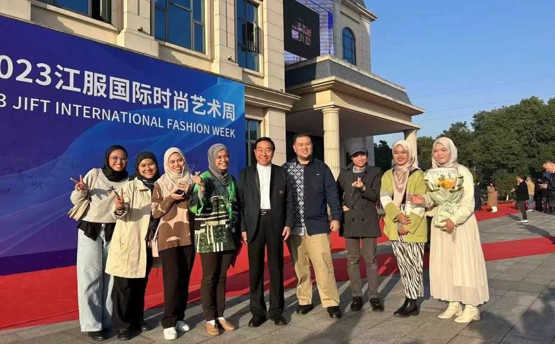 Title: The Enchanting World of Jiangxi Institute of Fashion Library