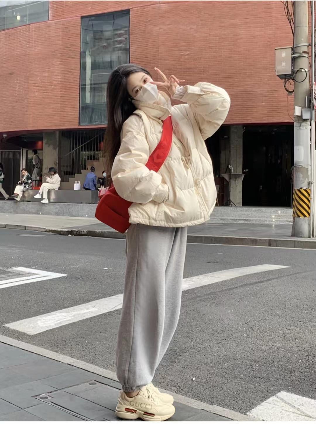 Red羽绒服搭配什么颜色裤子？