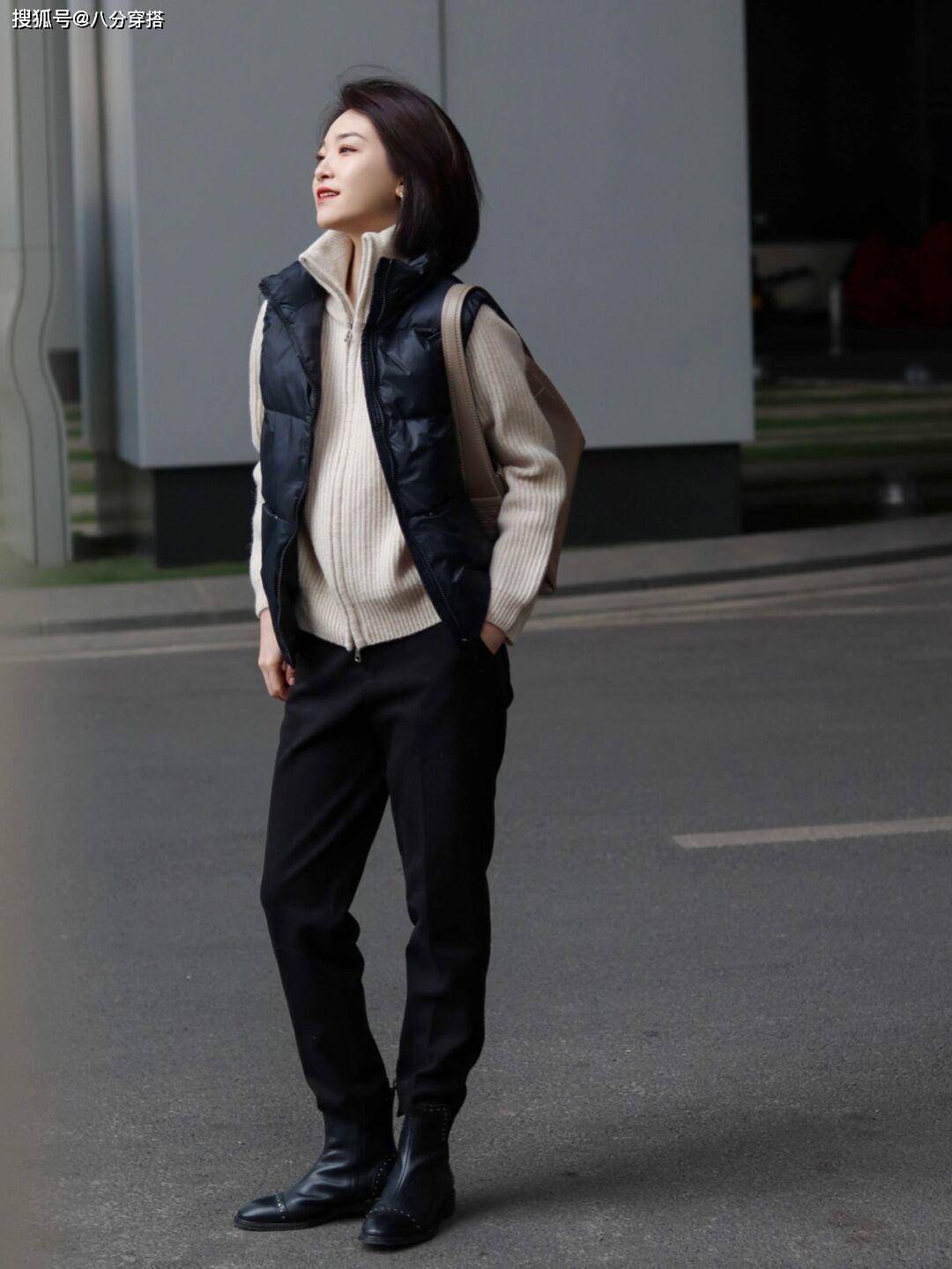 Title:羽沙国际羽绒服，优雅与实用的完美结合