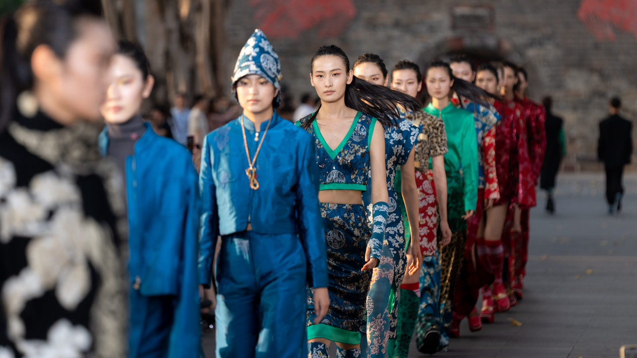 Title: Crafting the Perfect Fit: The Art of Customizing Western Suits in Yunnan