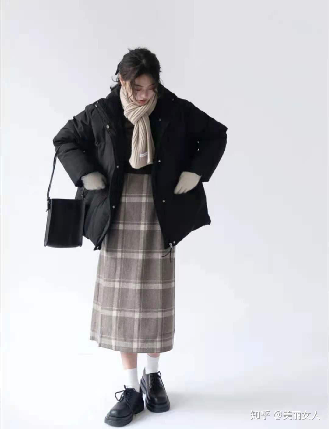 Short-款羽绒服搭配什么裙子？