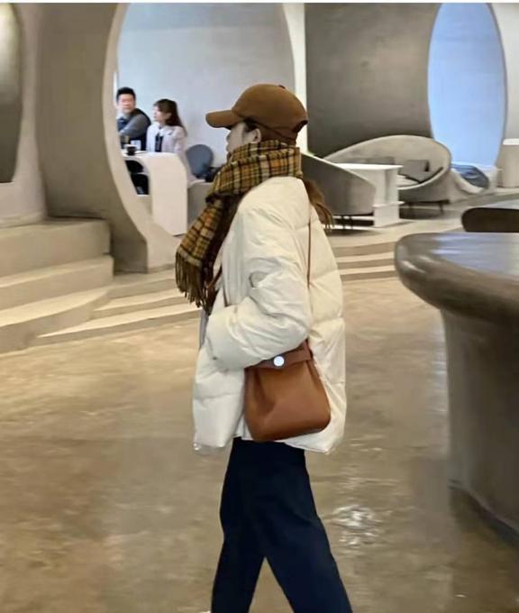 棒球羽绒服搭配图片女