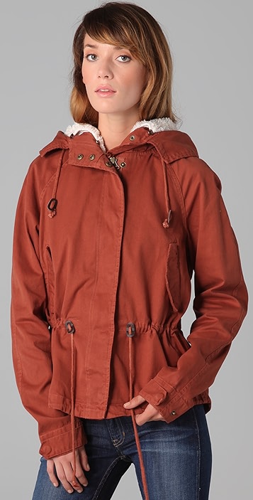 MILITARY COATS AND DOWN JACKETS: FUNCTIONALITY AND FASHION
