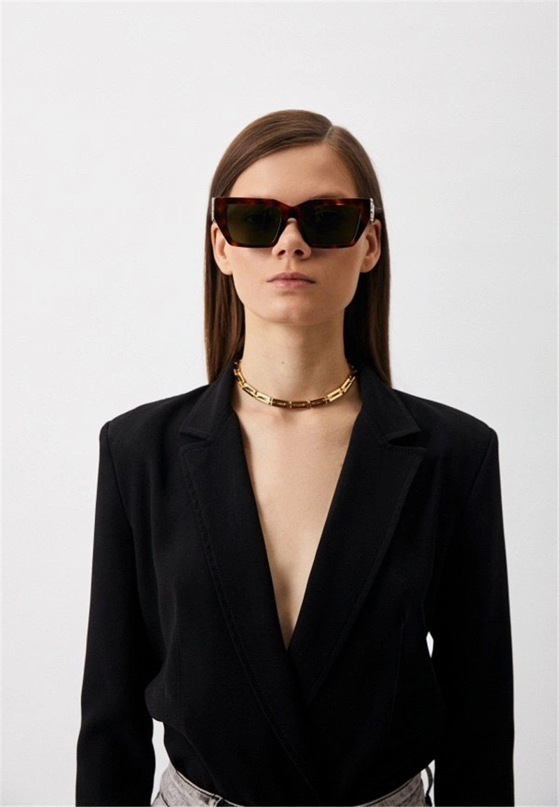Title: The Allure of Womens Fashion Luxury Brands: A Study in Style, Quality, and Social Status