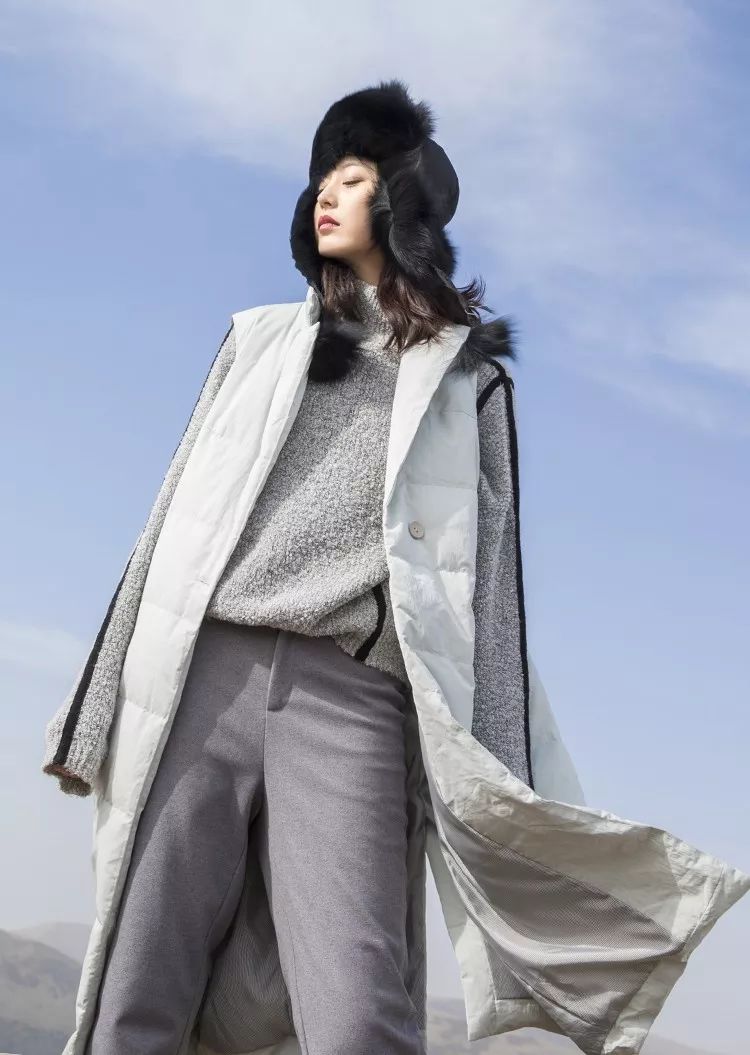 Title: Mona Dream羽绒服，时尚与保暖的完美结合