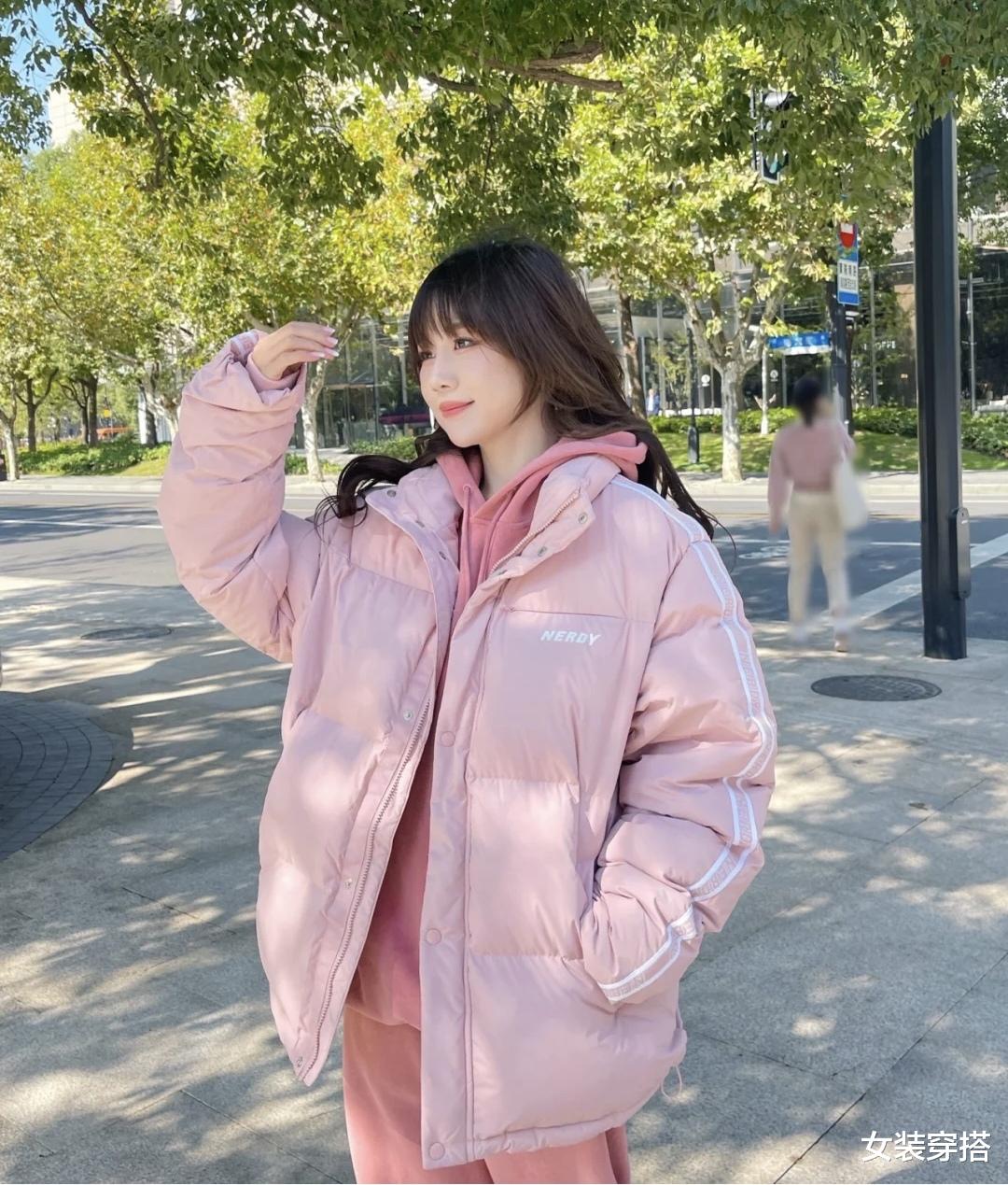 浅粉色短款羽绒服搭配，冬日里的甜美与温暖