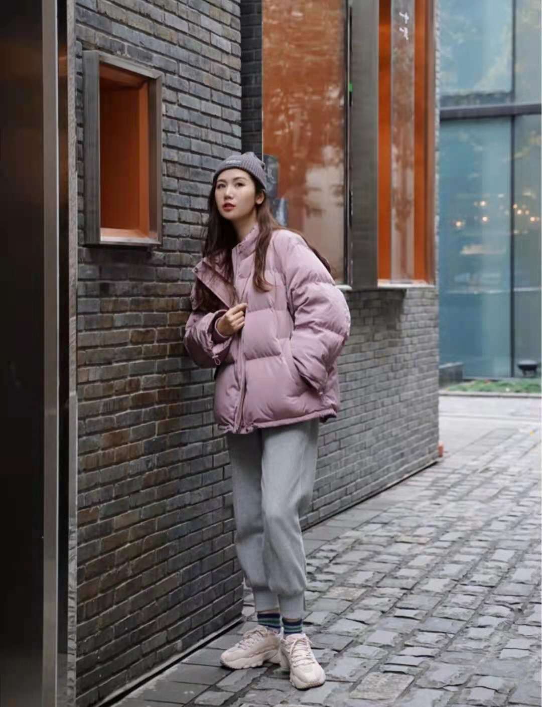 浅粉色短款羽绒服搭配，冬日里的甜美与温暖