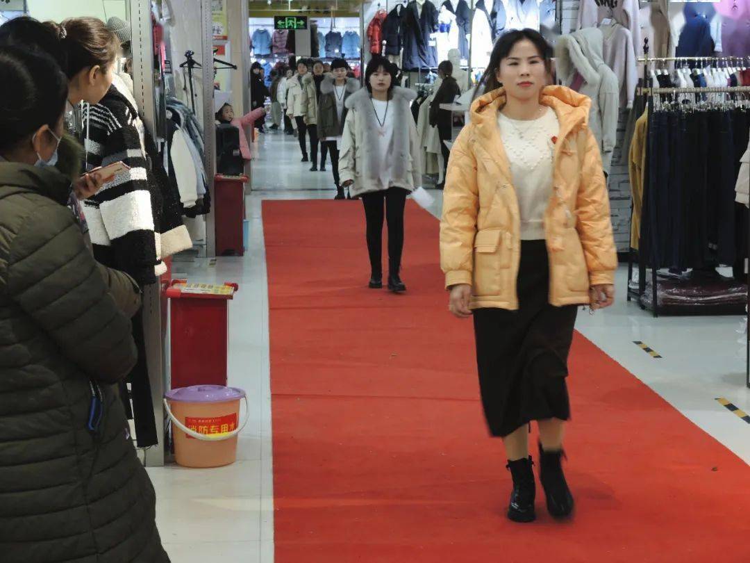 杰奥羽绒服工厂店，引领潮流，温暖冬日
