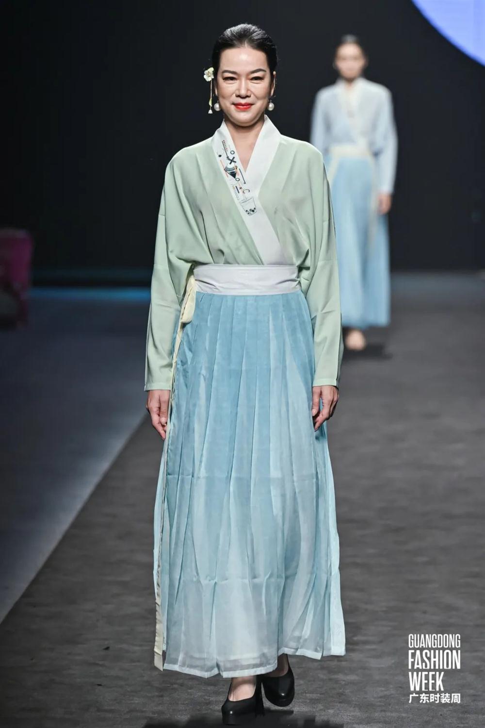 Title: The Phenomenon of Tang San Wearing Womens Clothing