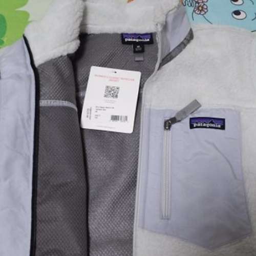 The womens clothing industry is one of the most diverse and competitive industries in the world. It caters to a wide range of tastes and styles, from casual to formal, from traditional to avant-garde. One such example is the花色羽绒服女品牌 industry. This industry is thriving due to the increasing demand for unique and fashionable womens wear.