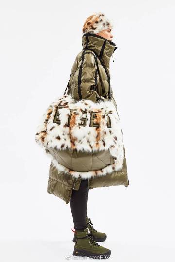 Title: The千山飞鸟羽绒服: A Fashionable and Practical Winter Jacket for All