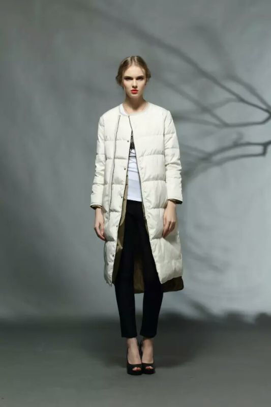 Title: The千山飞鸟羽绒服: A Fashionable and Practical Winter Jacket for All