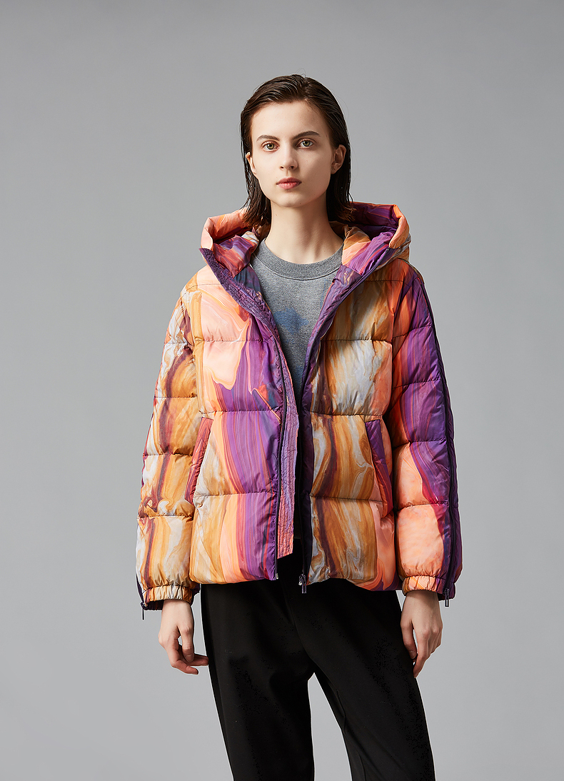Title: The千山飞鸟羽绒服: A Fashionable and Functional Winter Essential