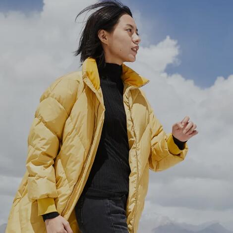Title: The千山飞鸟羽绒服: A Fashionable and Functional Winter Essential