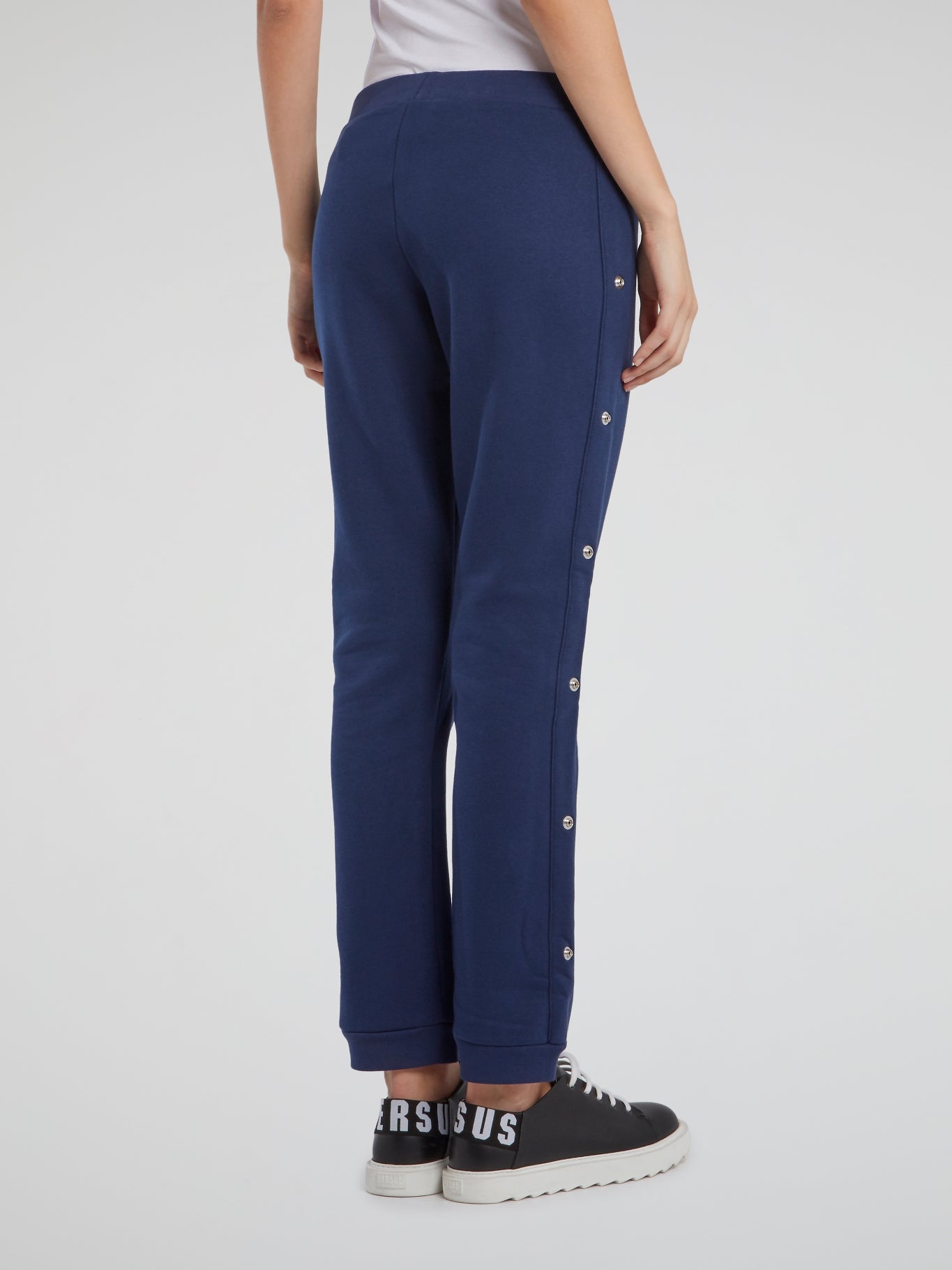 What Pants Look Good with a Blue Down Jacket?