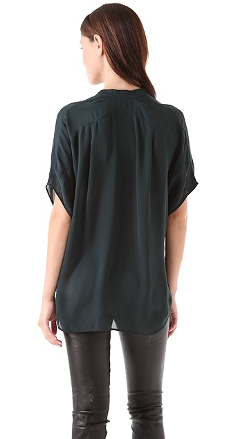 What Pants to Wear with a Black Short-Sleeve Jacket?