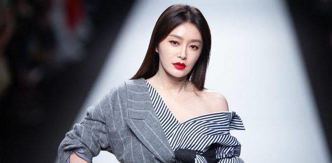 Title: Embracing Gender Diversity: The Intrigue and Mystery Behind Chen Yirus Cross-Gender Fashion