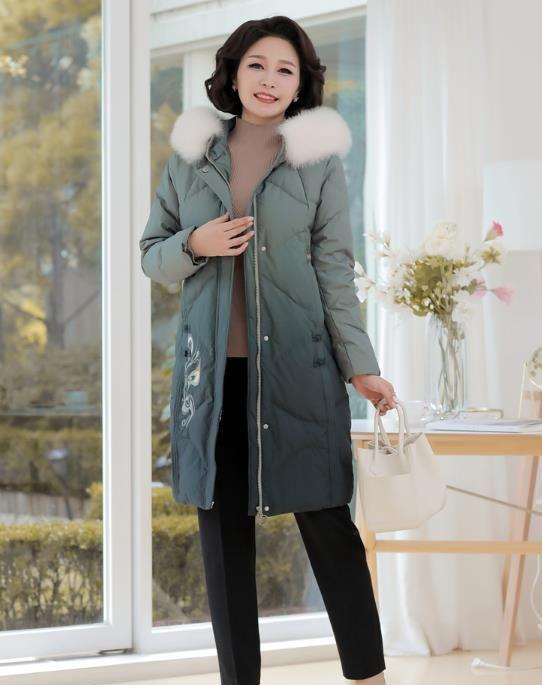 50岁女人穿的羽绒服，时尚、保暖与舒适共融