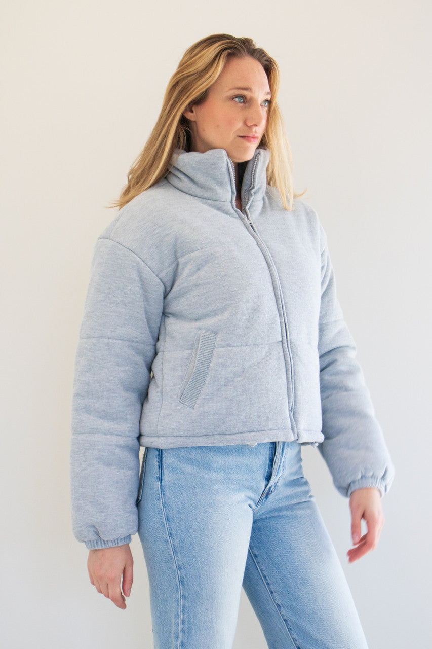 Feathered jackets are a common clothing item in winter, but they are prone to wrinkles. Here are some tips to help you remove wrinkles from your feathered jackets: