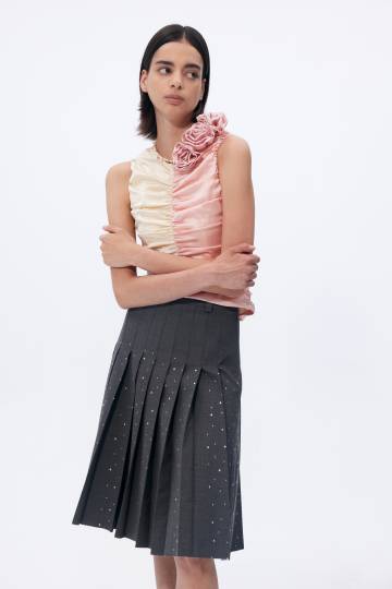 Title: Unveiling the Allure of d女装， A Fashionable Fusion of Style and Substance
