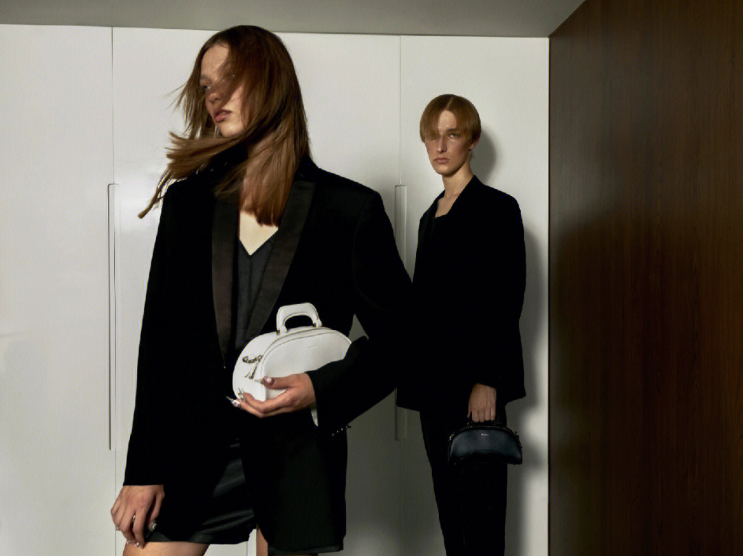 Title: Unraveling the Elegance and Finesse: A Fashion Journey with Yang Men Womens Clothing