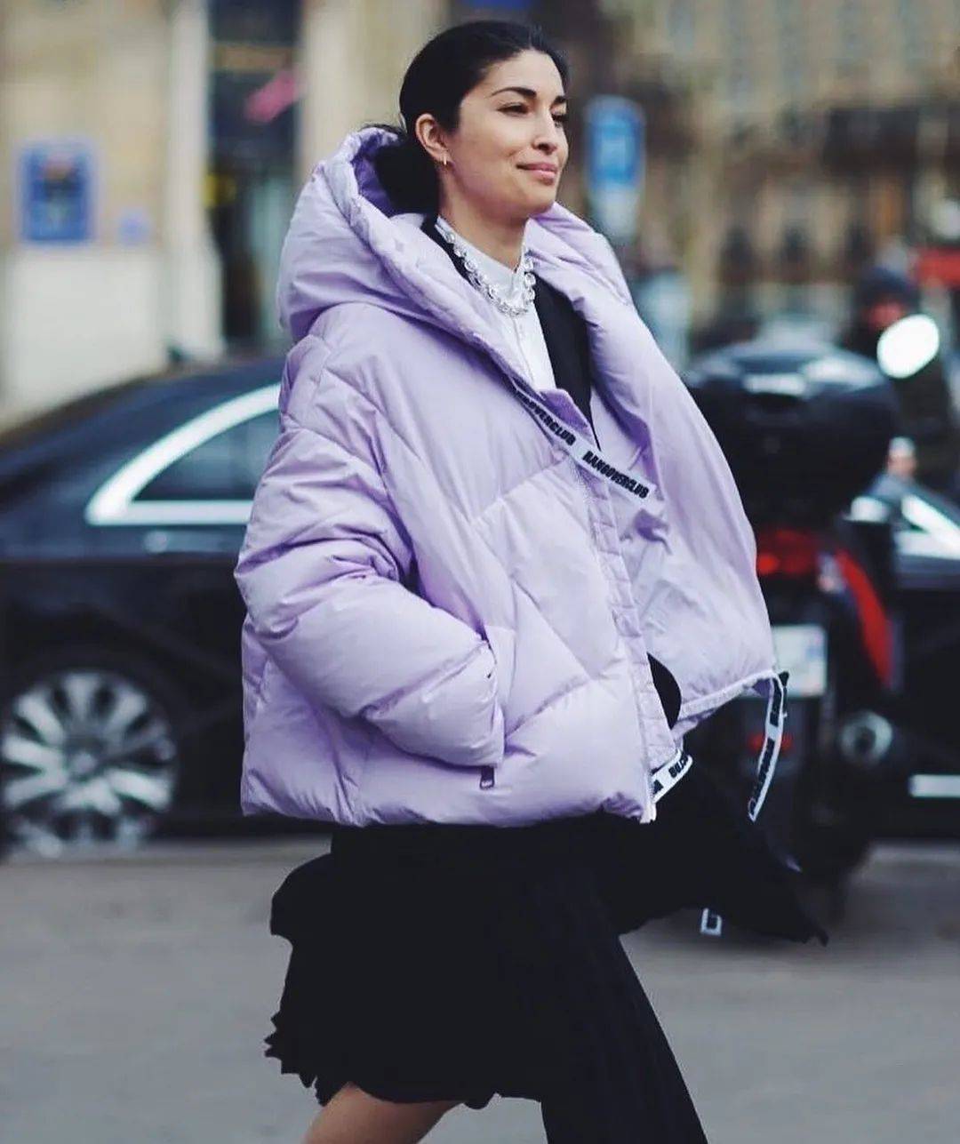 Which One Is Warmer:貂 or羽绒服?