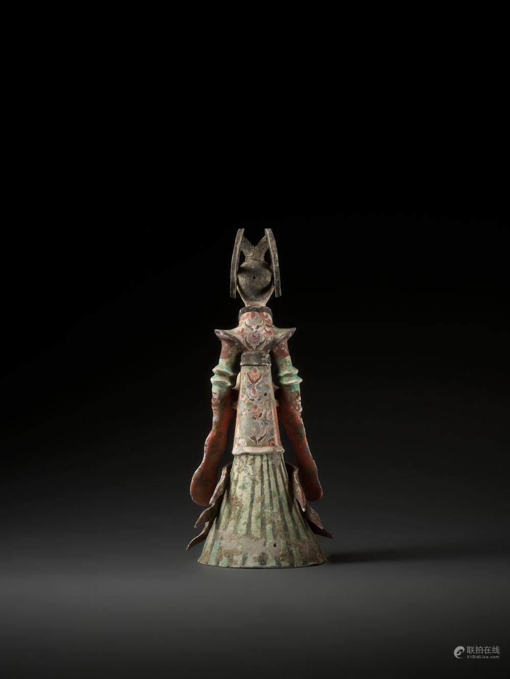 Title: Reviving the Splendor of Tang Dynasty Womens Clothing through Visual Artworks