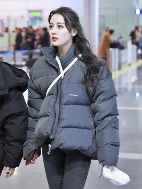凯慕狮羽绒服怎么样？让我们来看看这款羽绒服的优势和特点，以及它在市场上的表现和用户评价。