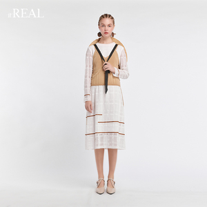 Title: Unveiling the Exquisite Elegance of itREAL瑞尔女装， A Masterpiece of Womens Fashion