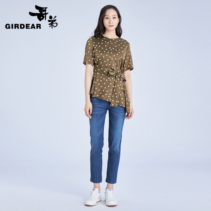 Title: Introducing the New Collection of哥弟女装， A Fashionable Take on Classic Shirts