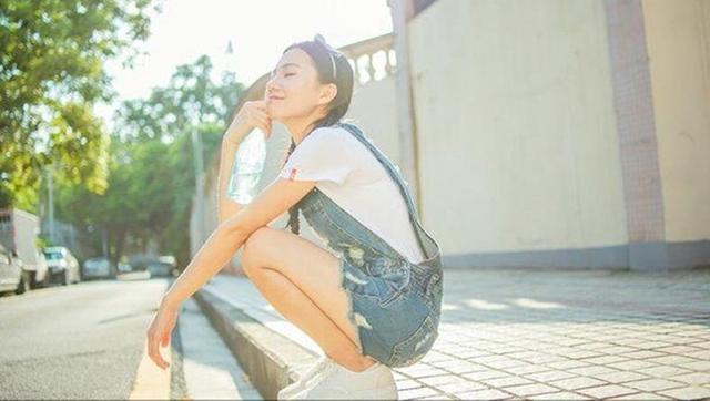 Title: 贝银女装， Empowering Women through Fashion