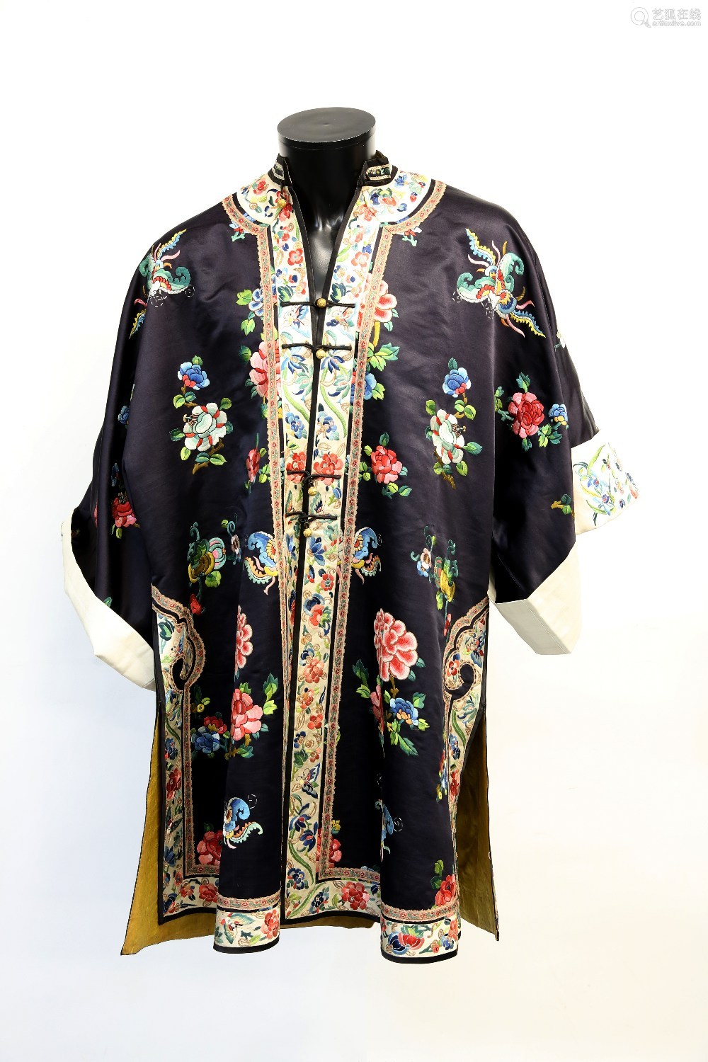 Title: Embracing the Vibrant Beauty of Traditional Chinese Ethnic Womens Clothing - The Long and Exquisite外套