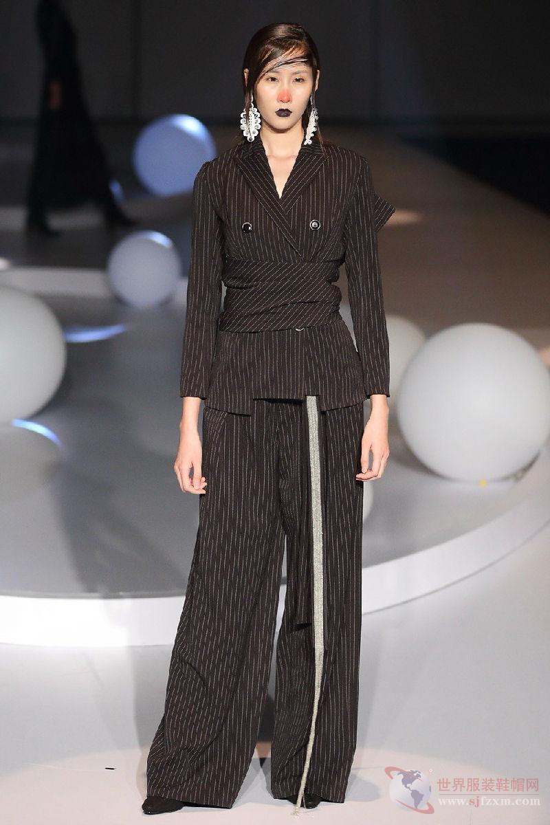 Title: Dou Jingtongs Womens Wear: A New Era of Embracing Gender Nonconformity