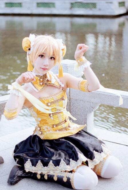 Title: 动漫cosplay女装，揭秘这一独特潮流的文化与社会影响